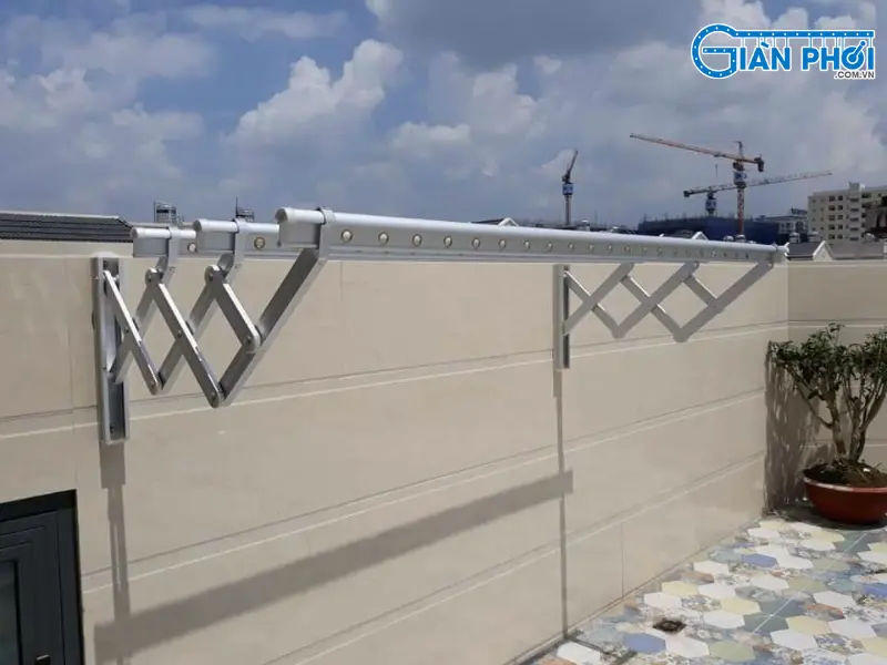 sửa giàn phơi gắn tường xếp ngang bị kẹt