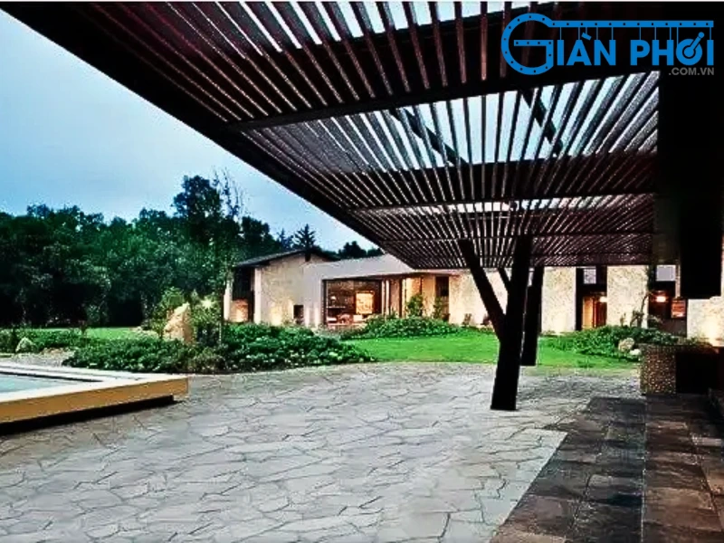 Mái che ban công bằng gỗ mang vẻ đẹp vừa hiện đại vừa cổ kính cho ban công