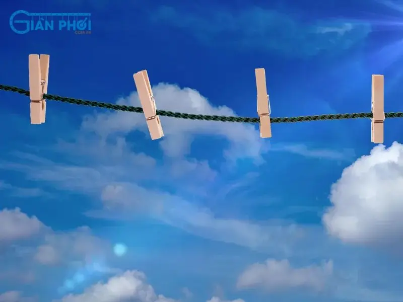 Dùng dây phơi linh hoạt hoặc giá phơi xếp gọn để phơi quần áo trong nhà.