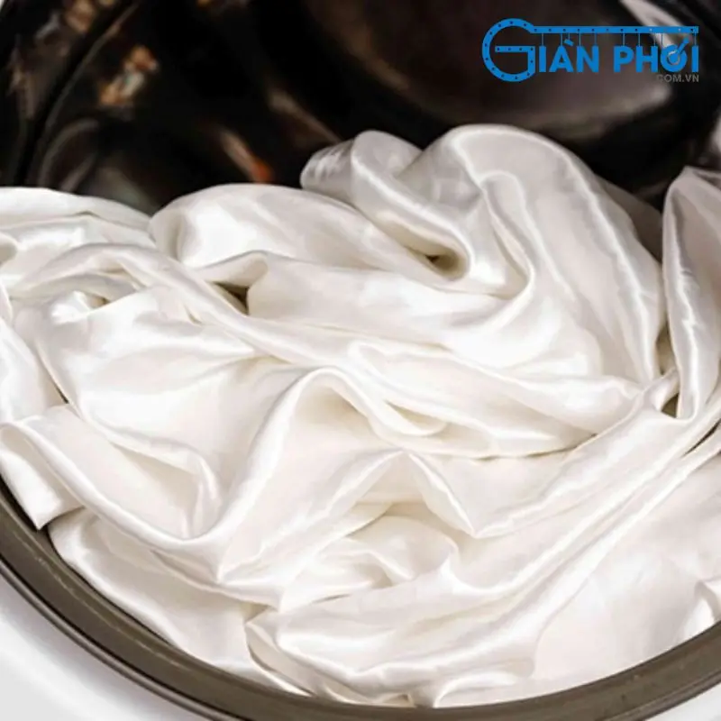 Hướng dẫn giặt, phơi đồ lụa đúng cách: Giữ vẻ sang trọng, bền đẹp