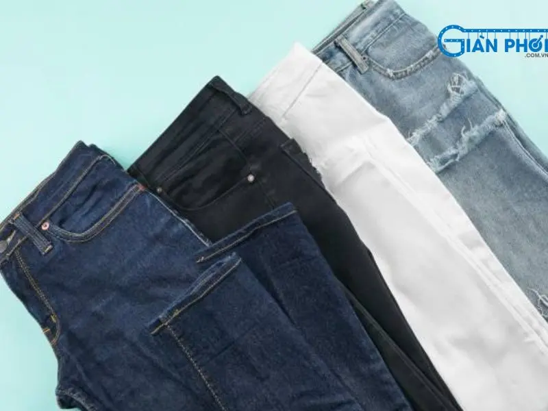 Gấp đồ jean hoặc treo bằng móc ở nơi khô thoáng