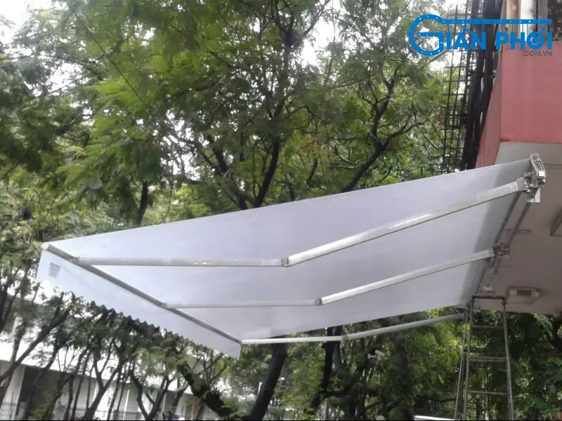 Kinh nghiệm lựa chọn và lắp đặt mái hiên di động trong suốt