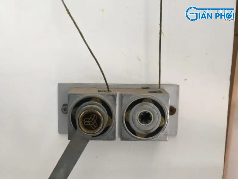 khắc phục giàn phơi lung lay do vít nở bung khắc phục giàn phơi lung lay do vít nở bung