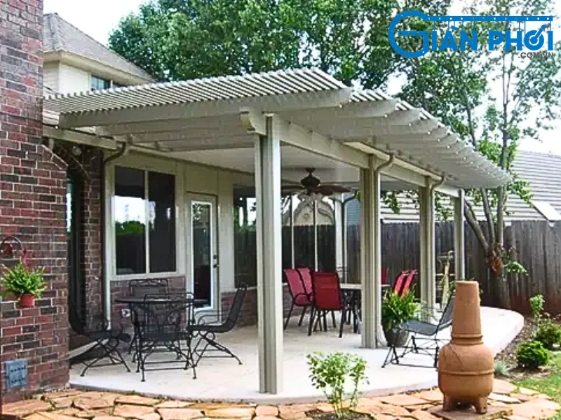 Mái che ban công dạng pergola mang vẻ đẹp lãng mạn, gần gũi với thiên nhiên
