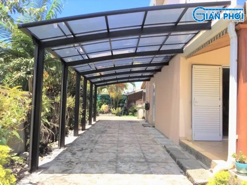 Mái che sân sau bằng kính