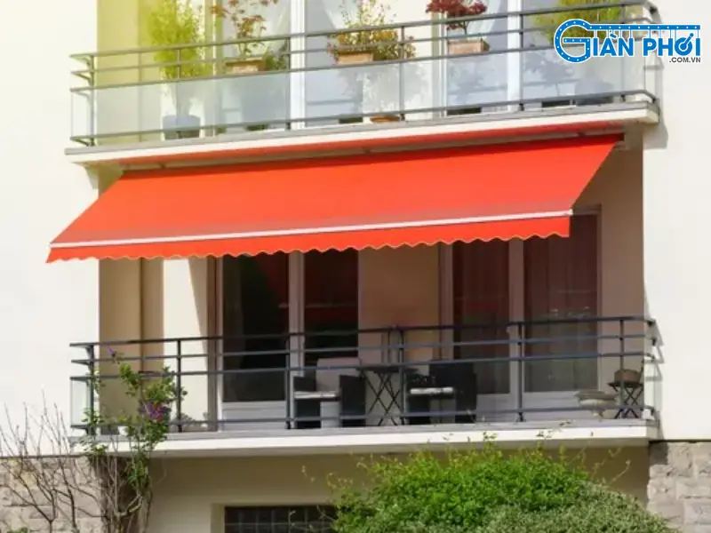 mái che ban công chung cư dạng quay tay