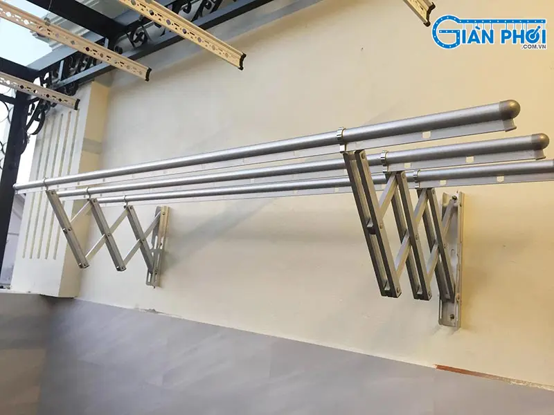 thay ốc vít giàn phơi gắn tường xếp ngang