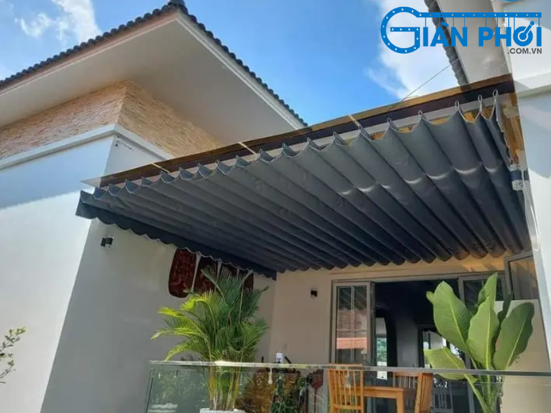 Bạt kéo giúp che nắng mưa, tạo không gian thư giãn lý tưởng cho gia đình