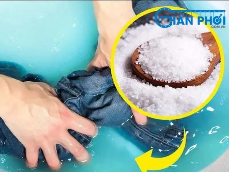 Ngâm đồ trong nước lạnh pha chút giấm hoặc muối để giữ màu vải