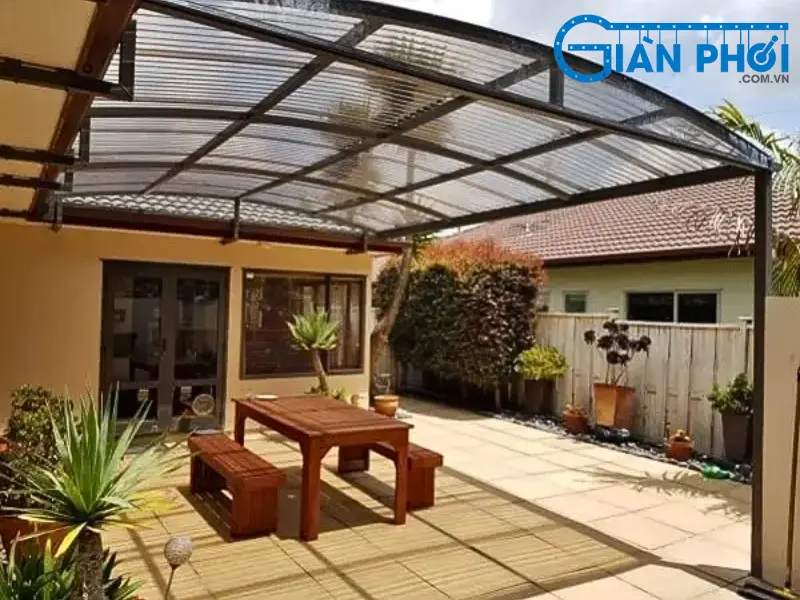 Mẫu mái che ban công lãng mạn, gần gũi thiên nhiên thường có thiết kế dạng vòm hoặc pergola kết hợp cây xanh