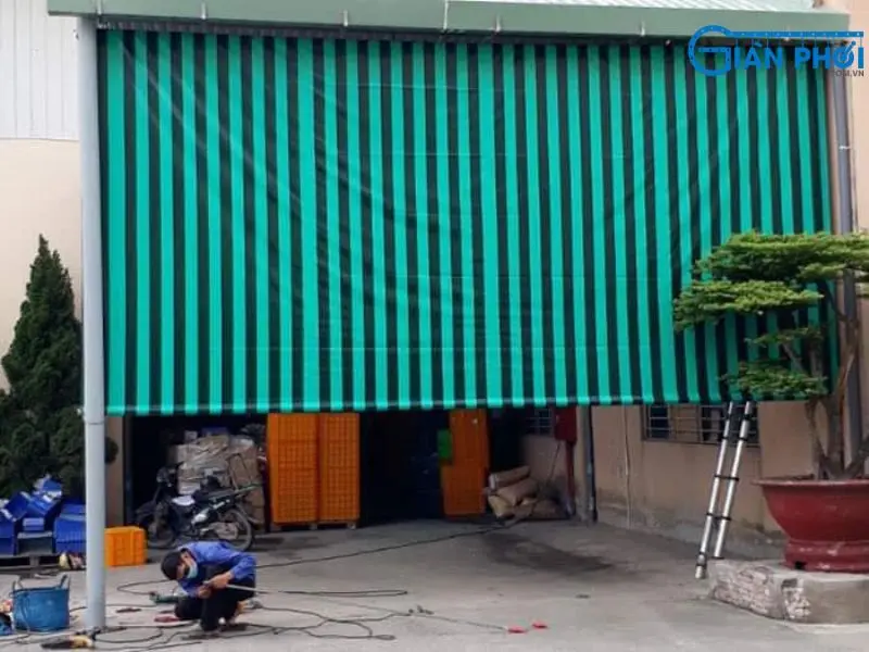 Khi nào nên thuê thợ chuyên nghiệp để lắp đặt bạt cuốn lò xo?