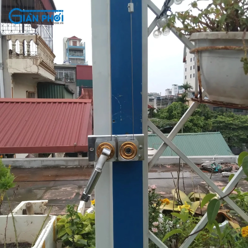Quá trình lắp đặt giàn phơi thông minh Hòa Phát 999B cho khách hàng - Ảnh 2