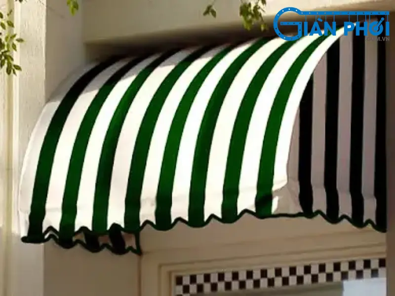 Mái che ban công kiểu dáng vòm hoặc cong tạo điểm nhấn mềm mại, độc đáo và ấn tượng cho ngôi nhà