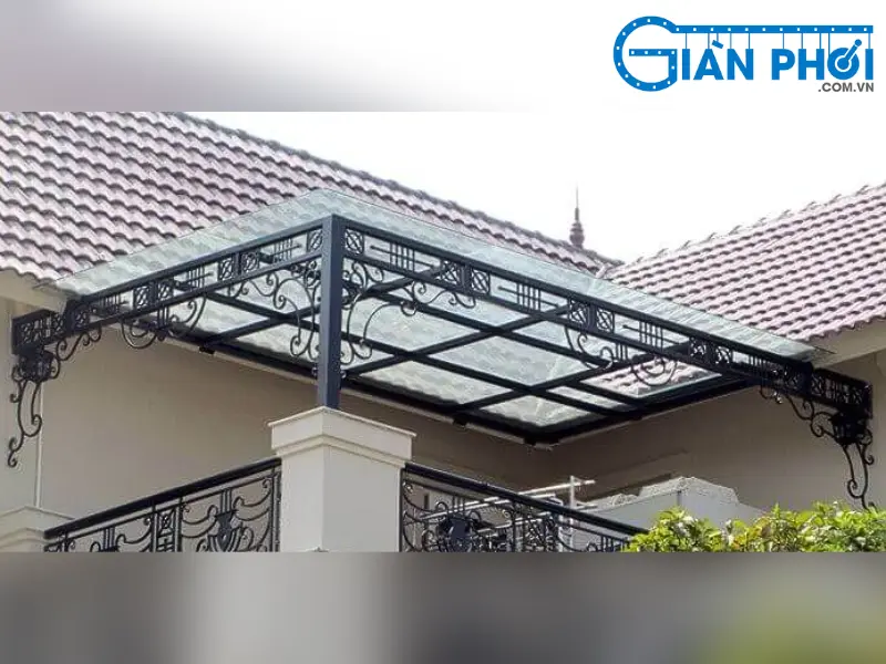 Mái che kính cường lực mang vẻ đẹp hiện đại, sang trọng và tinh tế cho ban công