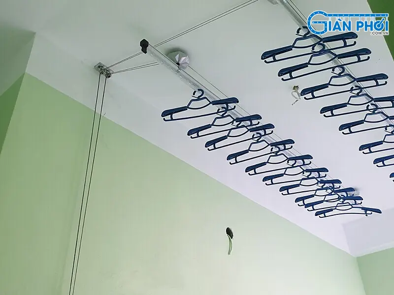 sửa giàn phơi gắn trần quay tay sửa giàn phơi gắn trần quay tay