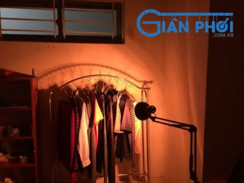 Lợi dụng nhiệt lượng tỏa ra từ đồ điện gia dụng.