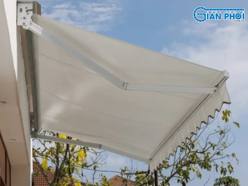 hiên nhà mái thái màu trắng