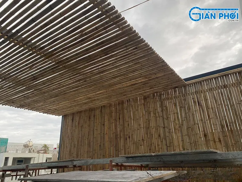 mái che sân sau nhà bằng tre, nứa