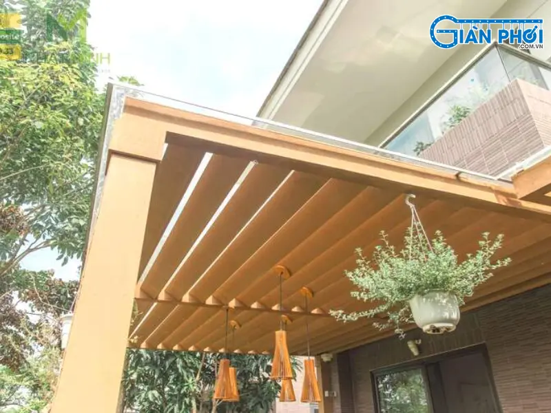 mái che sân sau nhà bằng khung gỗ