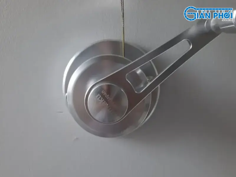 giàn phơi bị rít tay quay