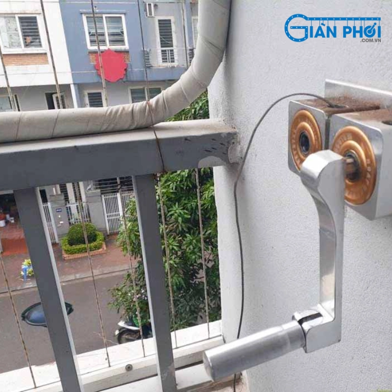 Dây phơi có dấu hiệu mất an toàn, dễ đứt khi treo đồ nặng.
