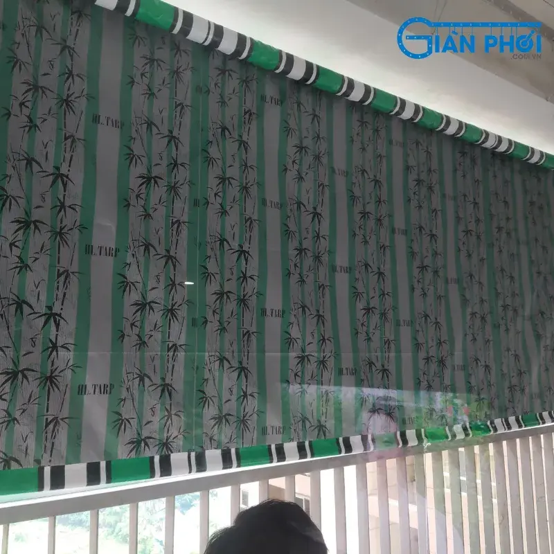 Gia đình chị Nhung phản hồi tích cực với dịch vụ lắp đặt bạt che nắng dạng rút hình lá trúc của đội ngũ kỹ thuật gianphoi.com.vn
