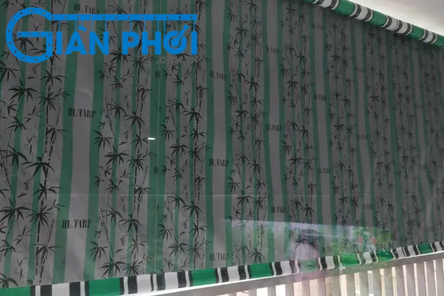 Gia đình anh Hoàng hài lòng với dịch vụ lắp đặt bạt che nắng dạng rút hình lá trúc để chống mưa tạt vào ban công của đội ngũ kỹ thuật viên gianphoi.com.vn