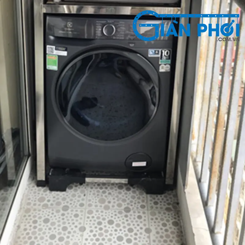 Đặt máy sấy chồng lên máy giặt dùng giá inox
